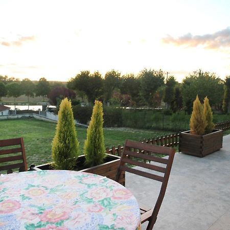 La Maison Et Son Jardin Sur Le Canal De Bourgogne Ravieres ภายนอก รูปภาพ