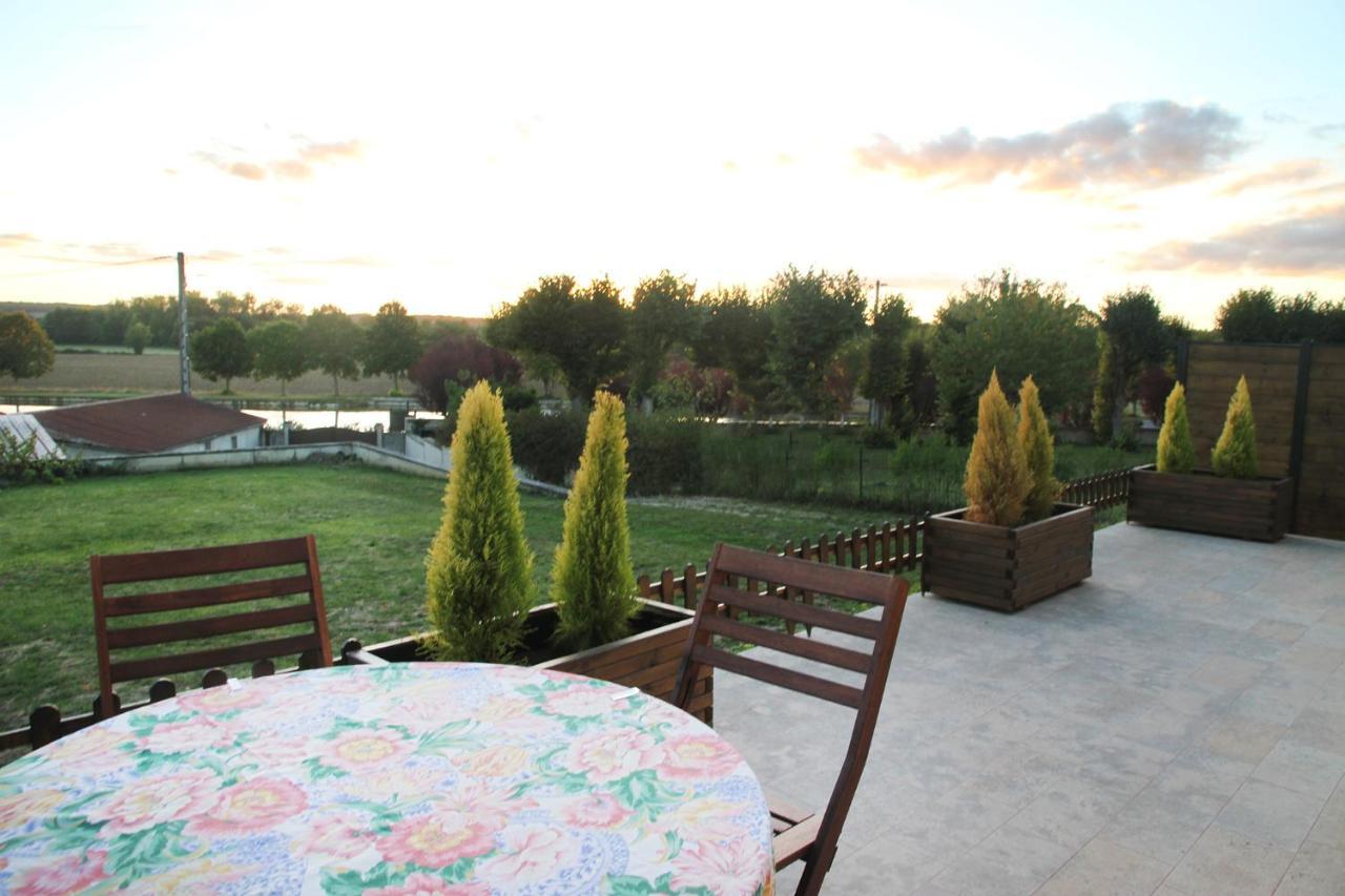La Maison Et Son Jardin Sur Le Canal De Bourgogne Ravieres ภายนอก รูปภาพ