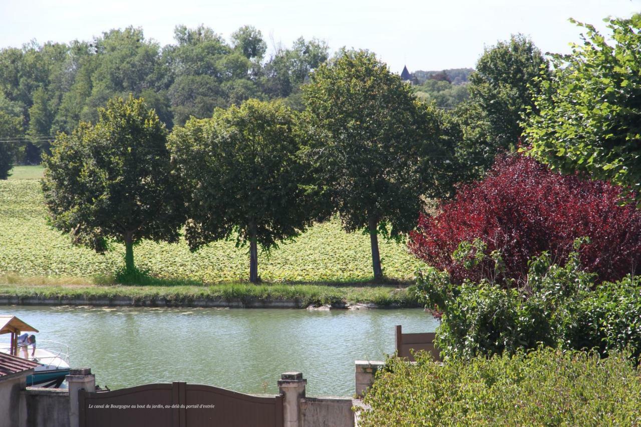La Maison Et Son Jardin Sur Le Canal De Bourgogne Ravieres ภายนอก รูปภาพ