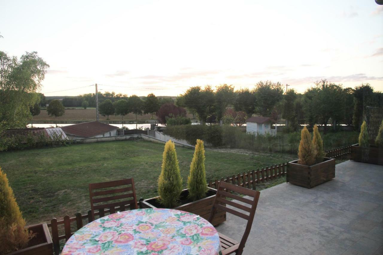 La Maison Et Son Jardin Sur Le Canal De Bourgogne Ravieres ภายนอก รูปภาพ
